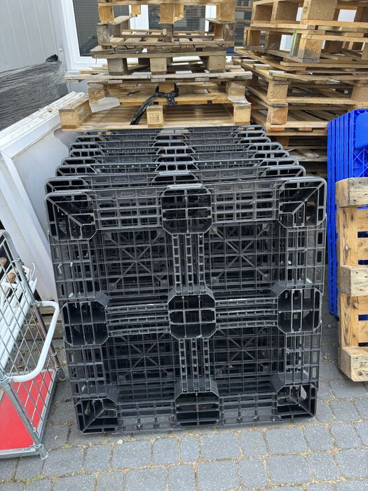 Palety plastikowe 110/110