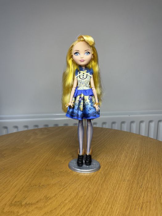 с подставкой Блонді Локс Блонди Blondie Lockers Ever After High