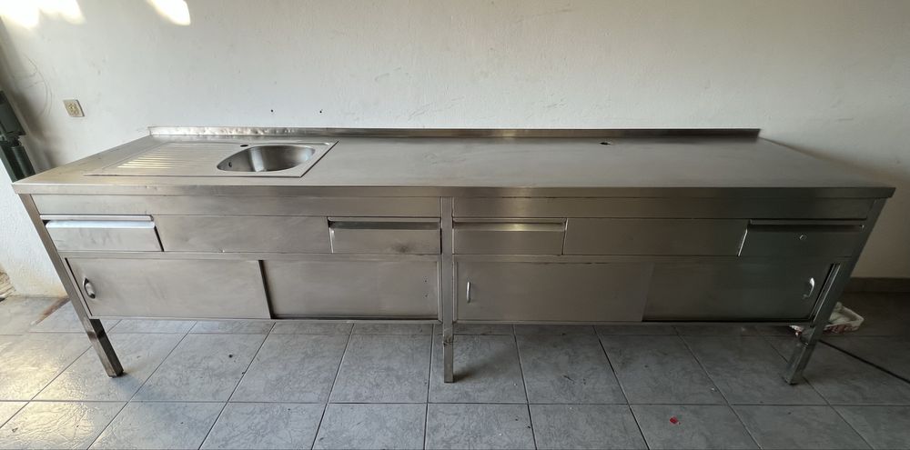 Escaparato de inox em muito bom uso tem marca do tem alguns reparos