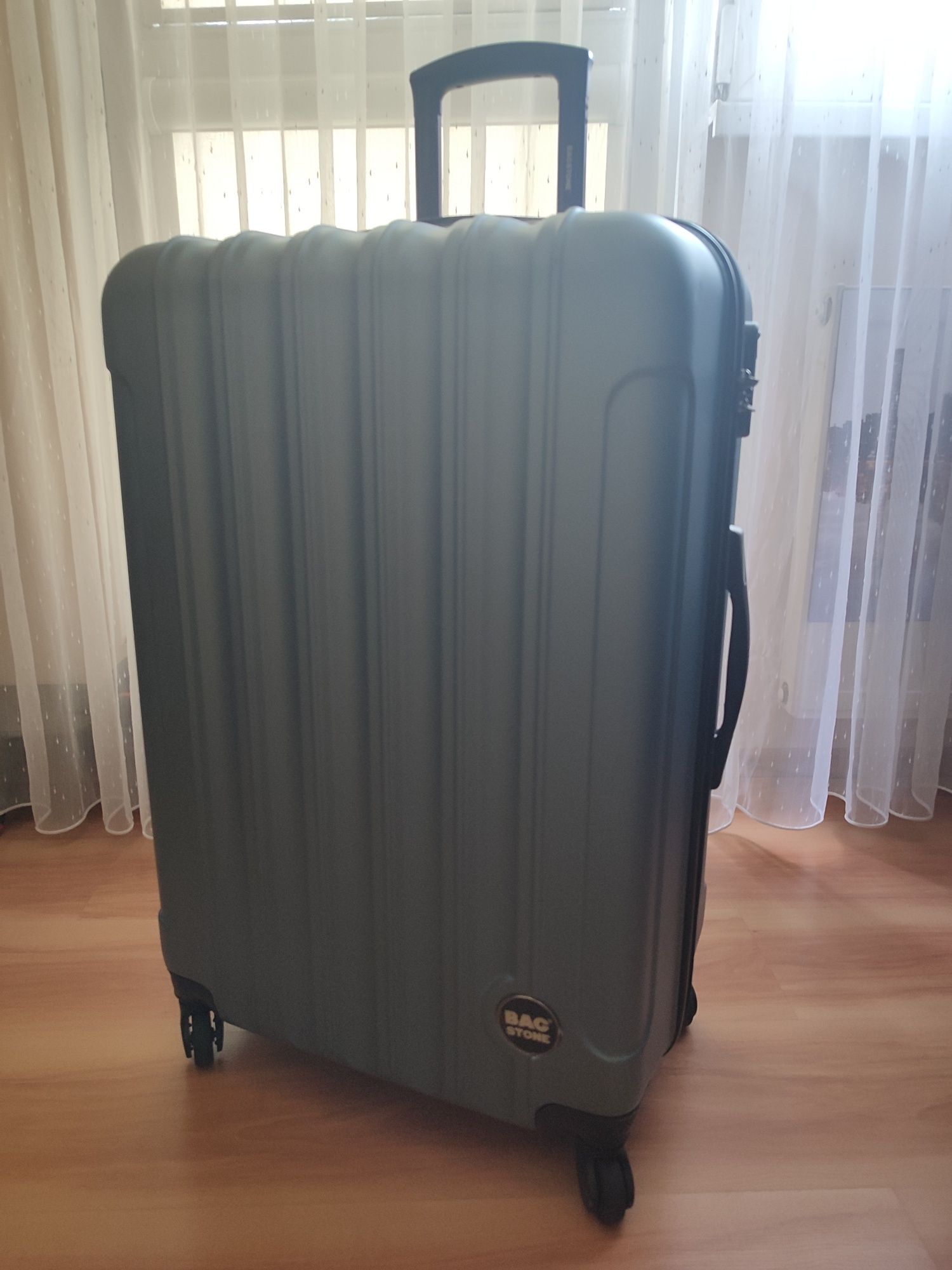 Walizka podróżna duża XL "BAGSTONE" - uszkodzona.