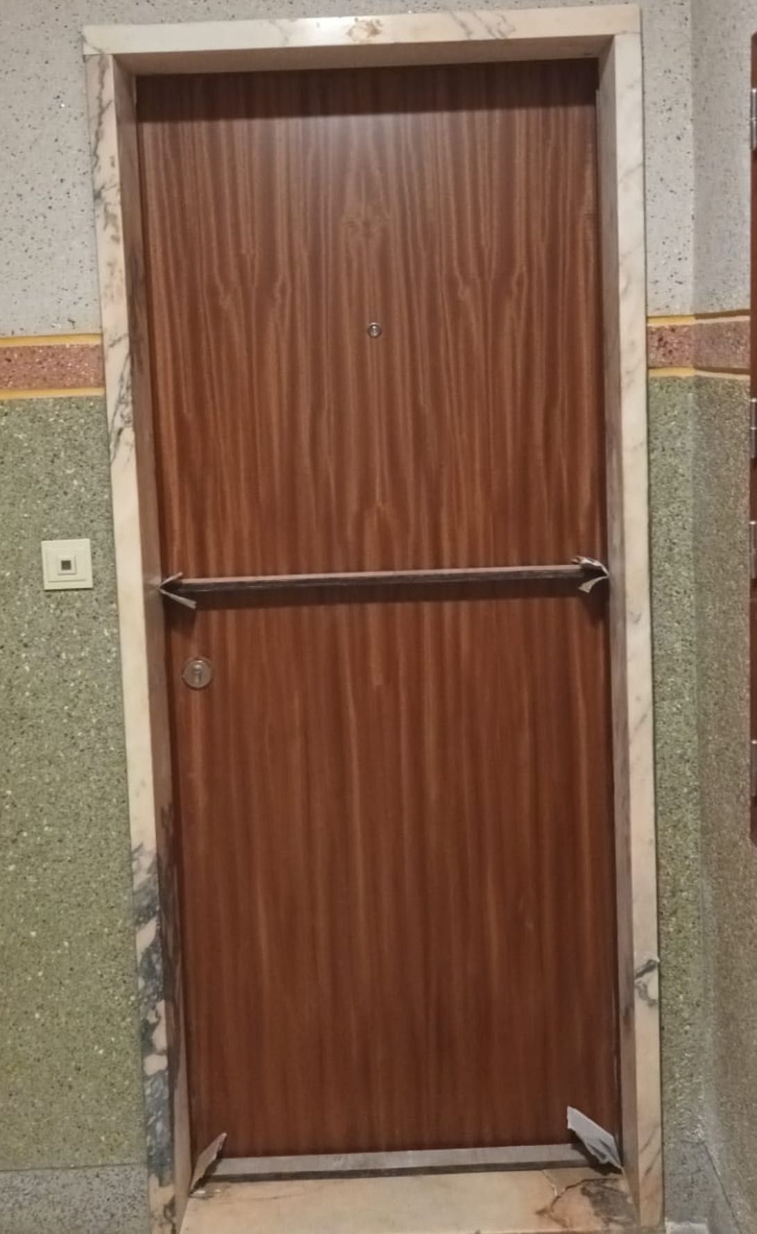 Porta de entrada blindada para apartamento