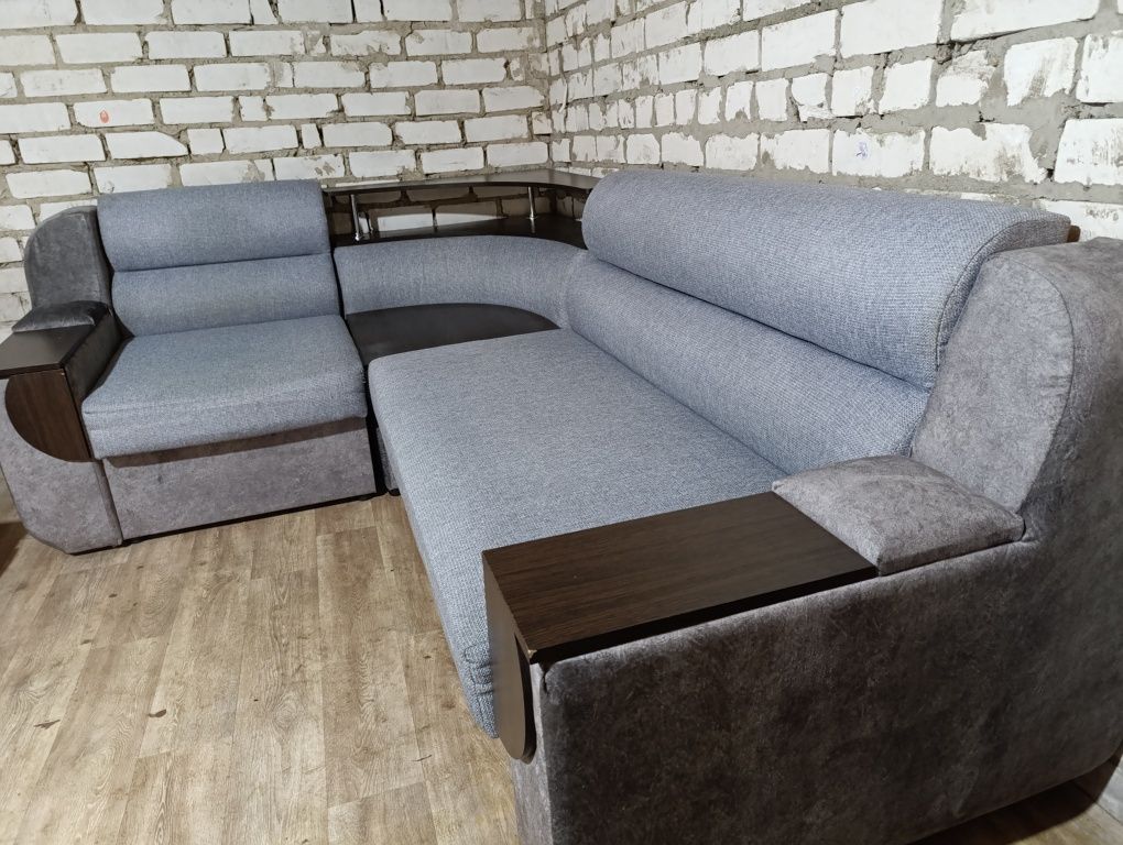Продам угловой диван. Угол можно менять местами