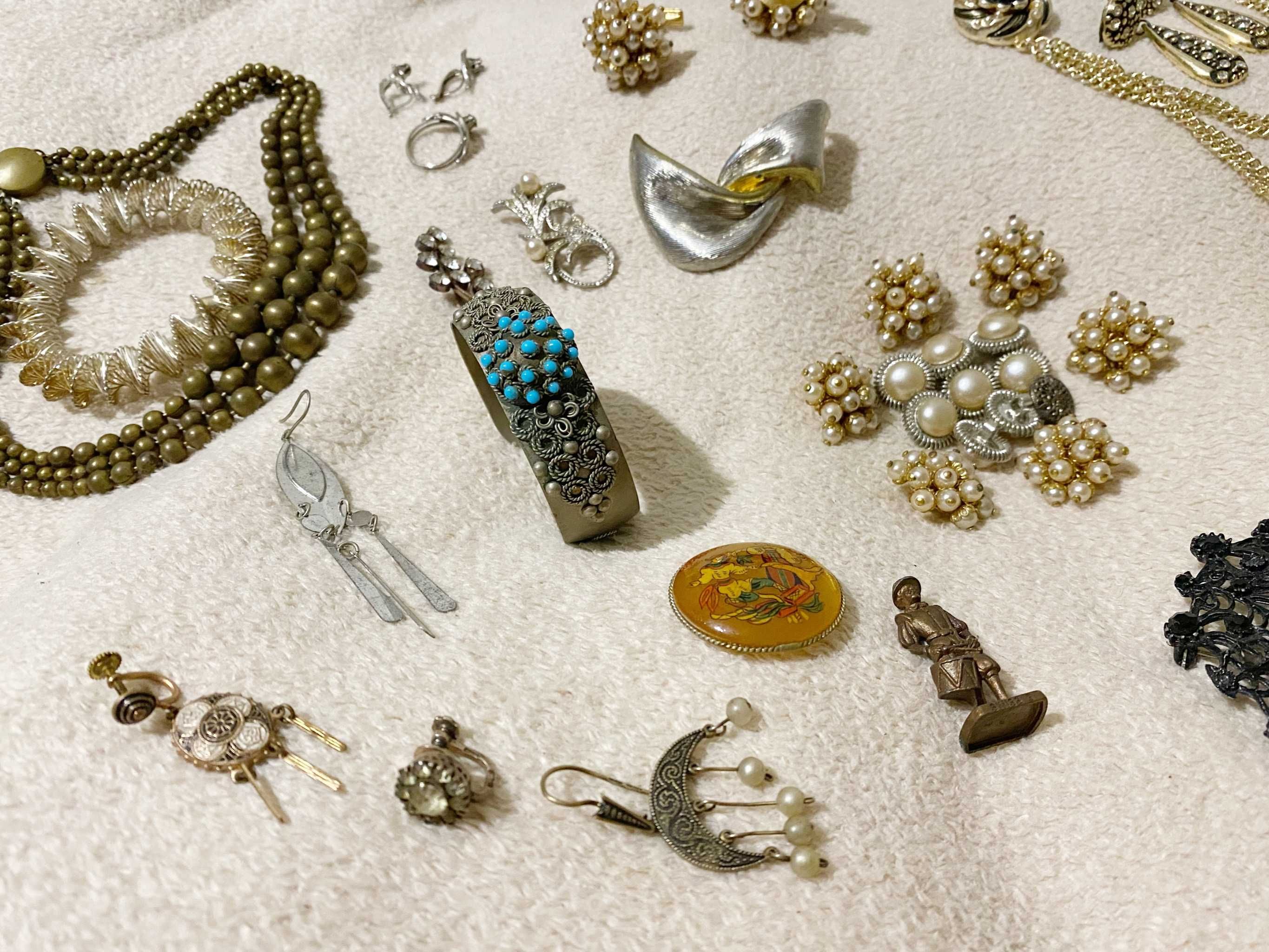 Старинные украшения (серебро, ценные камни), серьги, кольца, бусы