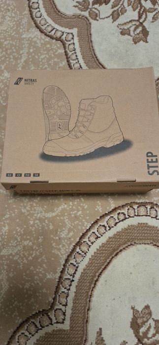 Продаю новые зимние  ботинки  спец обувь 43размер