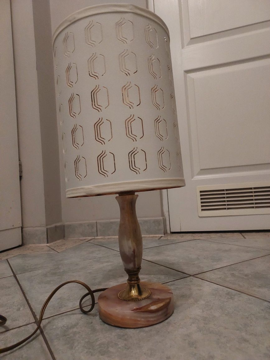 Lampka nocna z marmuru z kloszem