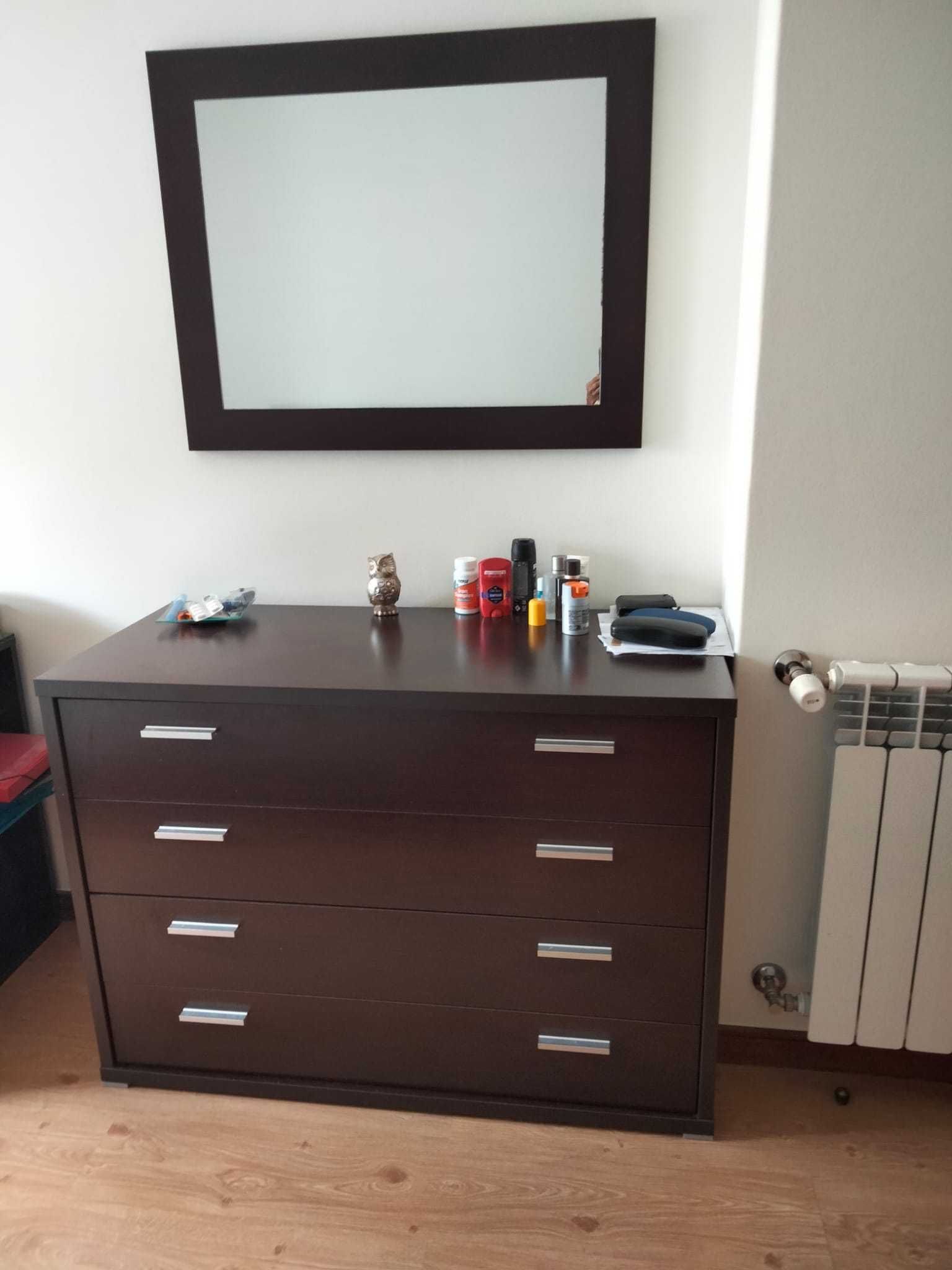 Quarto completo – cama, 2 mesas de cabeceira e cómoda com espelho