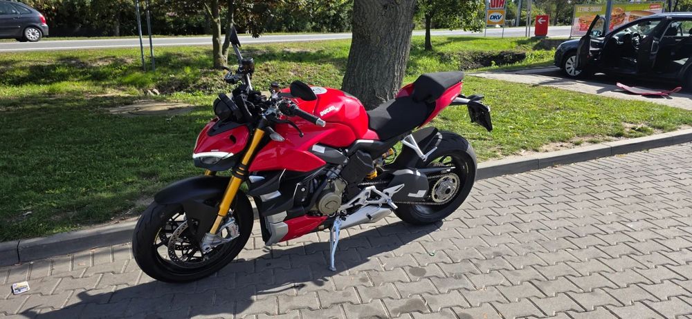 Ducati Streetfighter V4  Ducati Streetfighter V4S