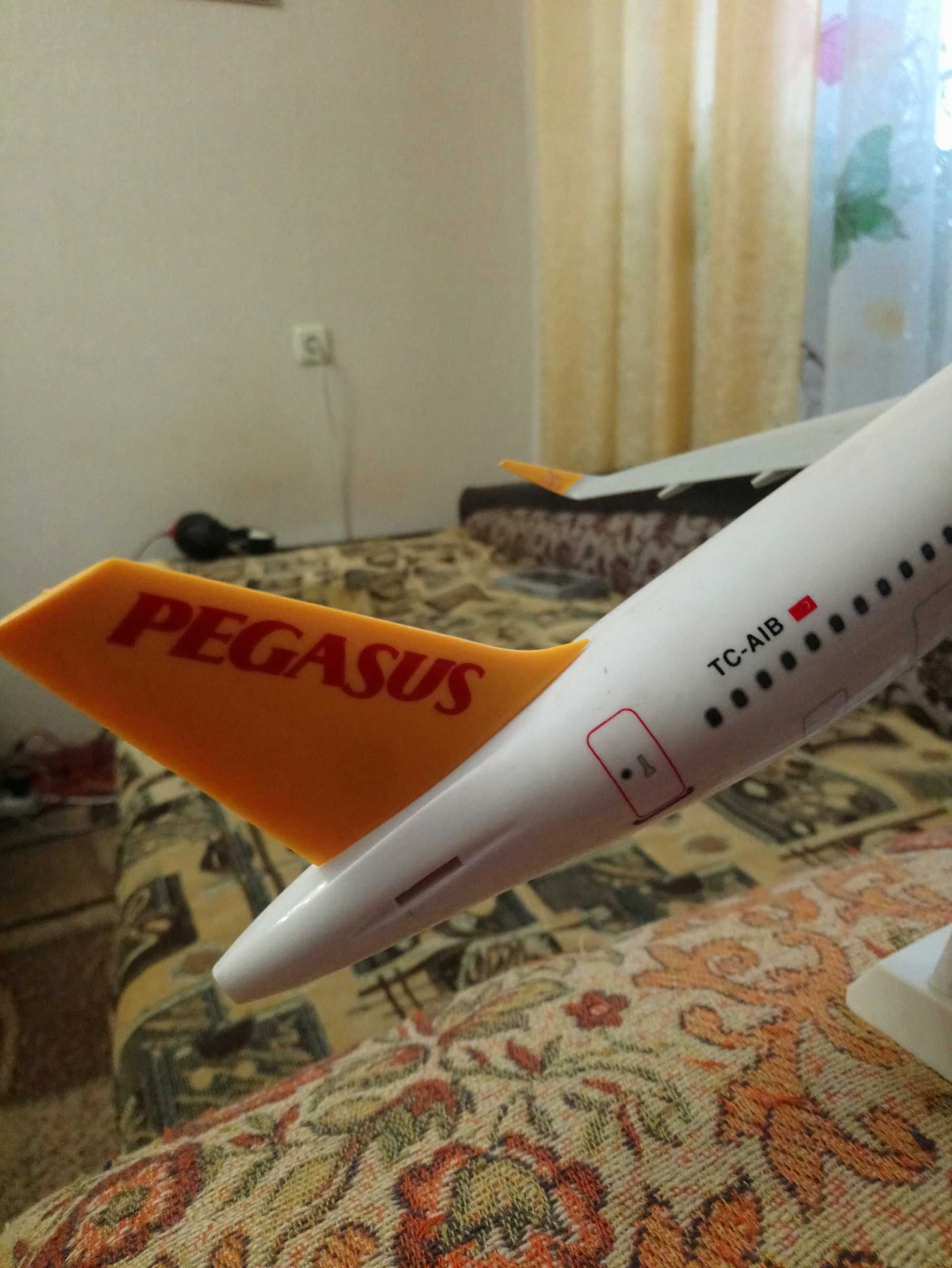 Модель самолета на подставке Airbus Pegasus Airlines