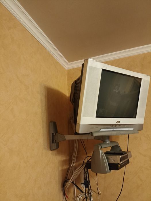 Телевізор JVC.Patriot .і кріплення до стіни