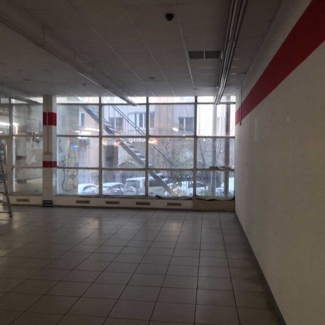 Київ, вул. Голего, 7, приміщення в ТЦ 150 кв.м. 1й поверх