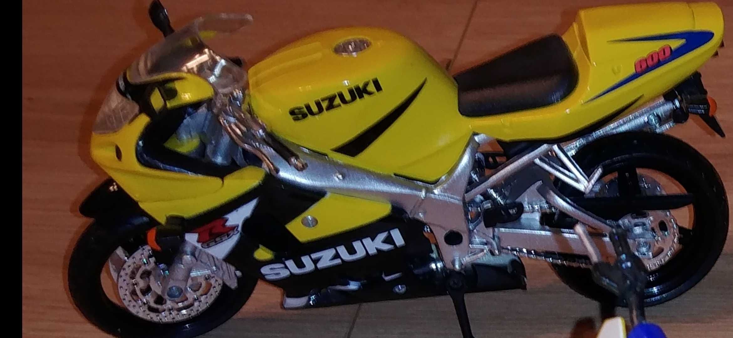 14 modeli motocykli ścigaczy w skali 1:12