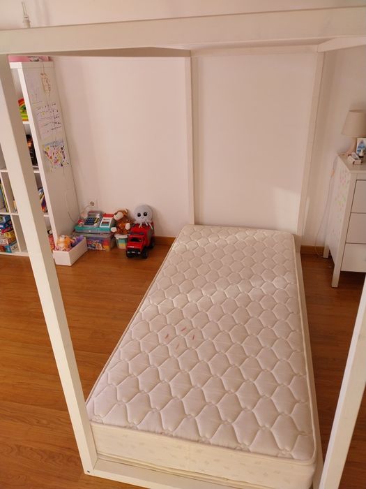 Cama branca de criança