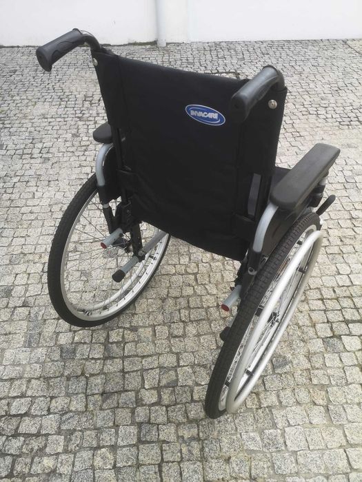 Cadeira de rodas com oferta de almofada antiescaras