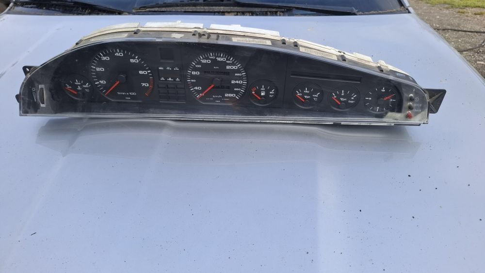 Zegary samochodowe audi V8