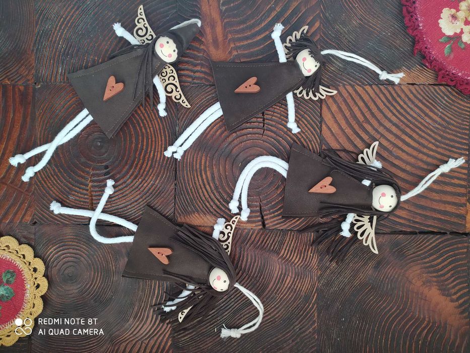 Aniołki : skórzano-drewniano-bawełniane