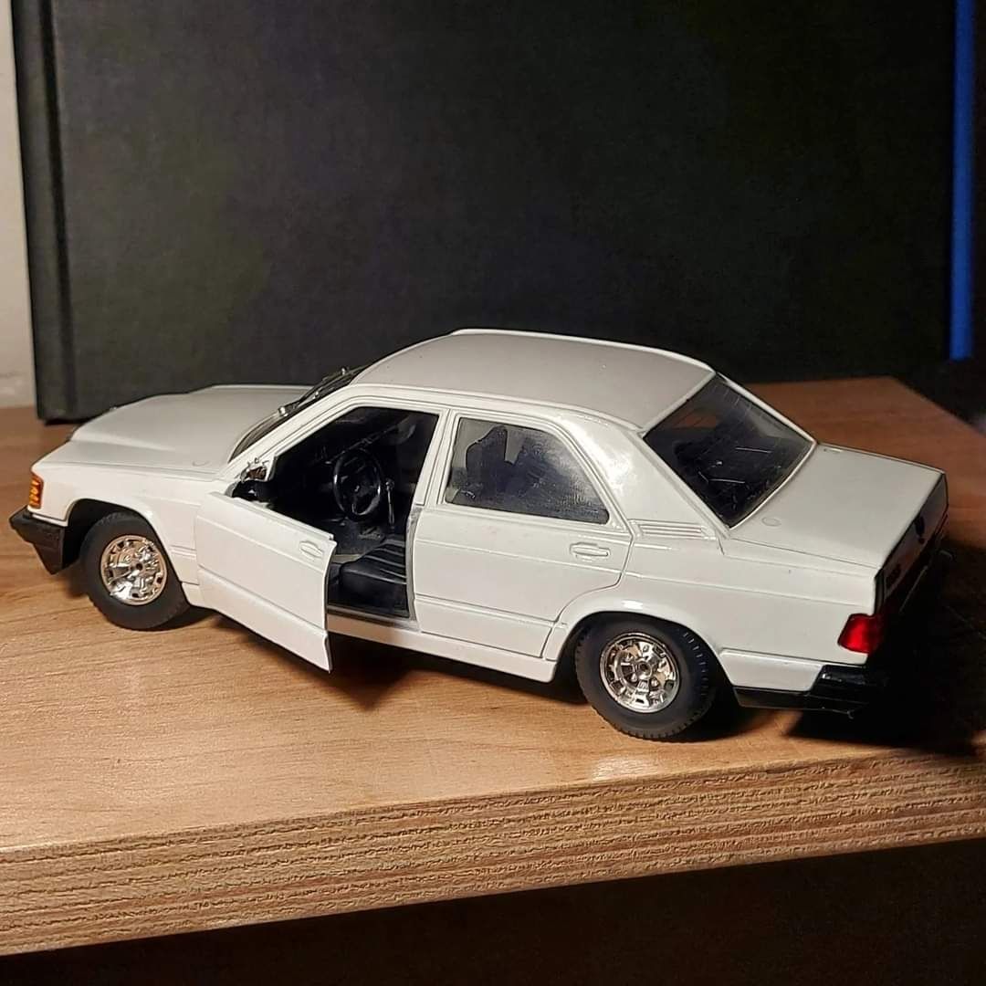 Масштабна модель 1/25  Mercedes 190E