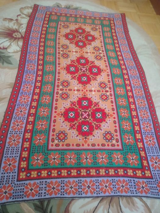 Продається старовинний вишитий килим