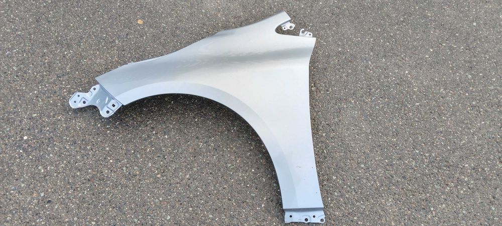 Toyota Corolla E21 Sedan błotnik przedni lewy 1L0 1LO przód Okazja