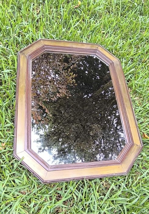 Belíssimo espelho com moldura em madeira dourada . Medidas: 65/50cm