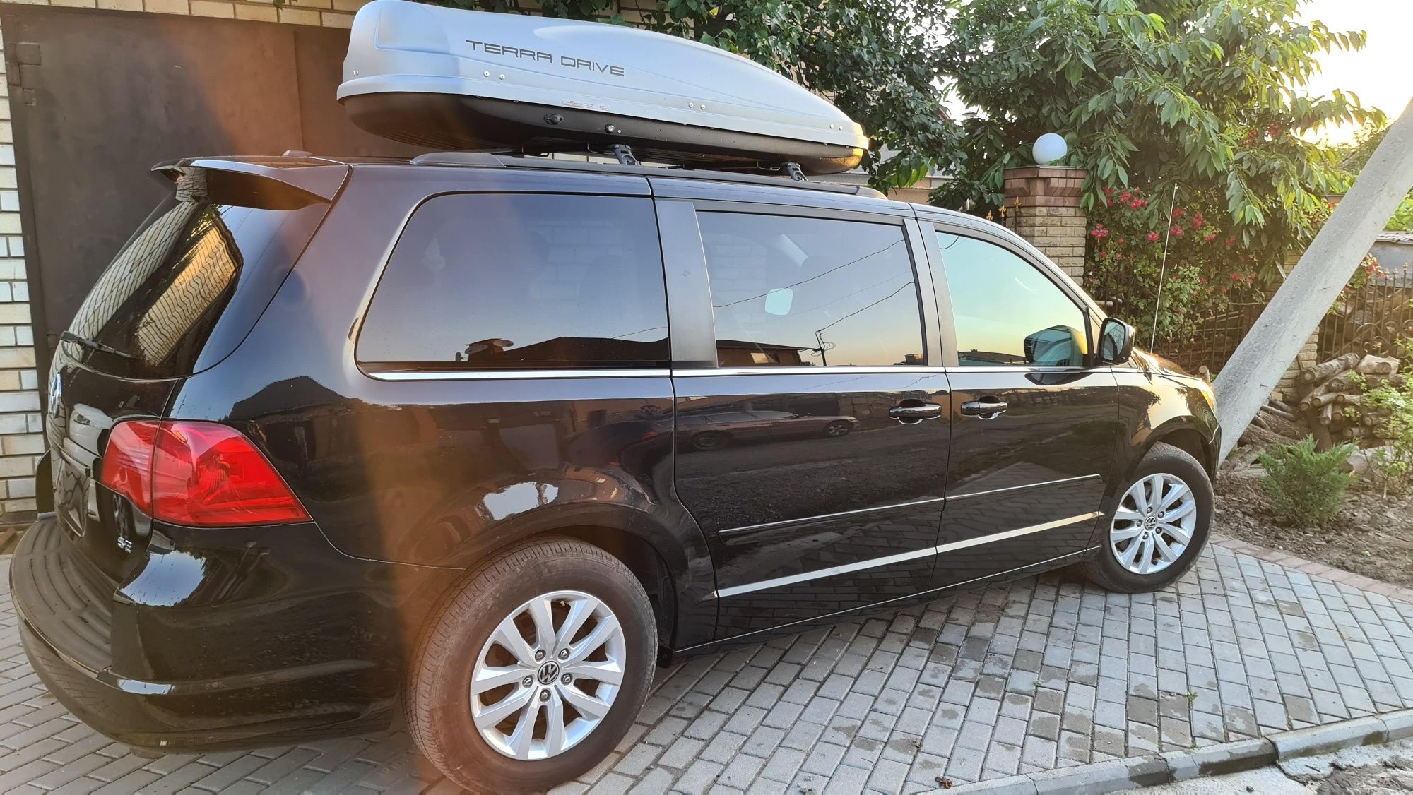 авто Volkswagen Routan 2012