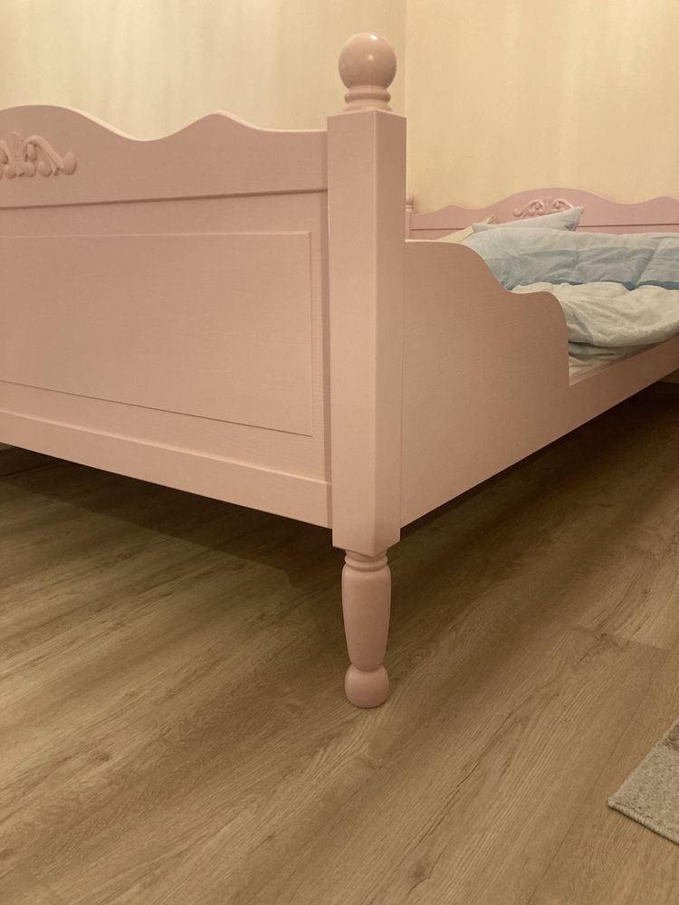 Łóżko dziecięce z ornamentem