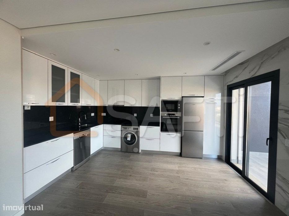 Apartamento T3 com garagem em Gambelas