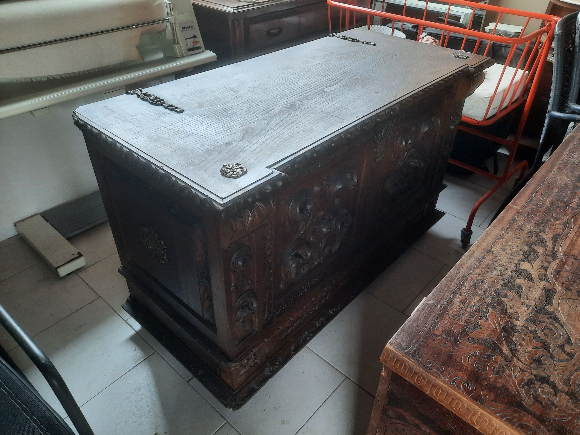 Arcas ou Baús rusticos. Com desenhos.