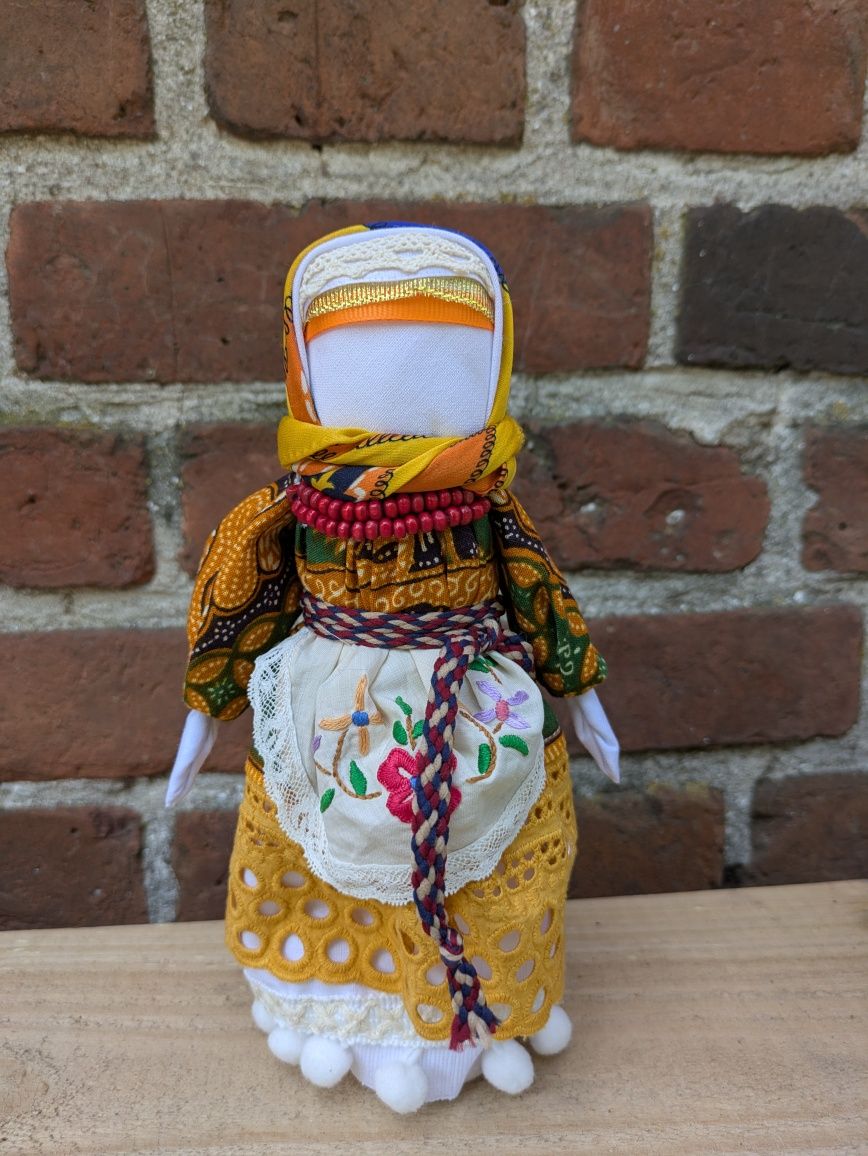 Ręcznie robiona słowiańska lalka-motanka – amulet ochronny domu