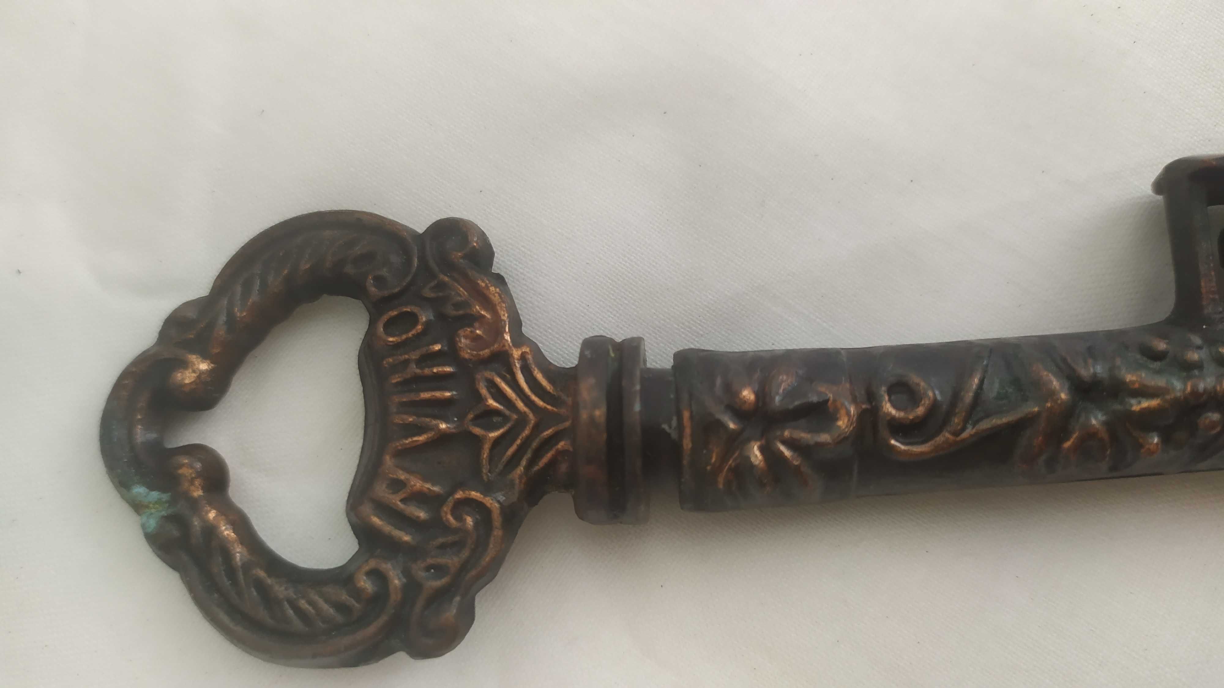 Korkociąg w formie klucza mosiężnego inco veritas, z lat 70-tych