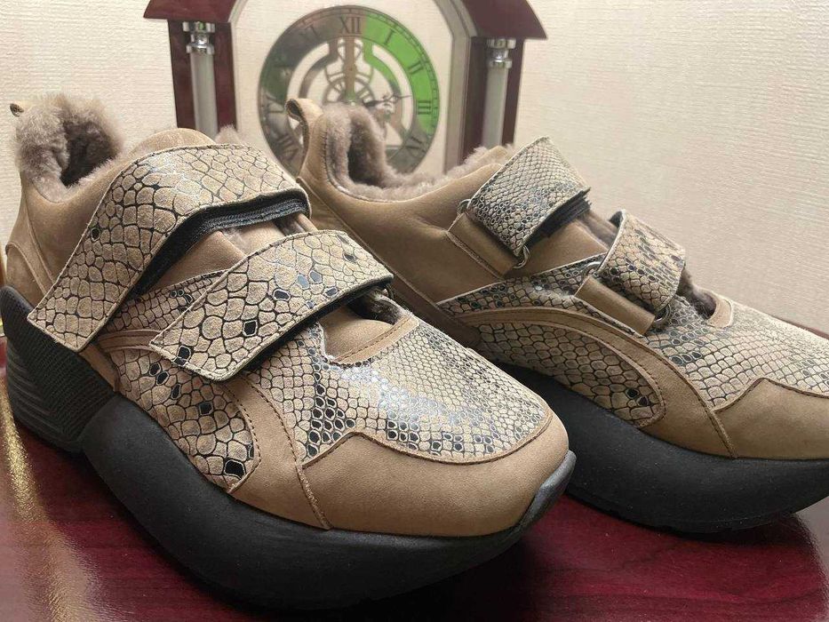 Продам зимові кросівки Lestrosa