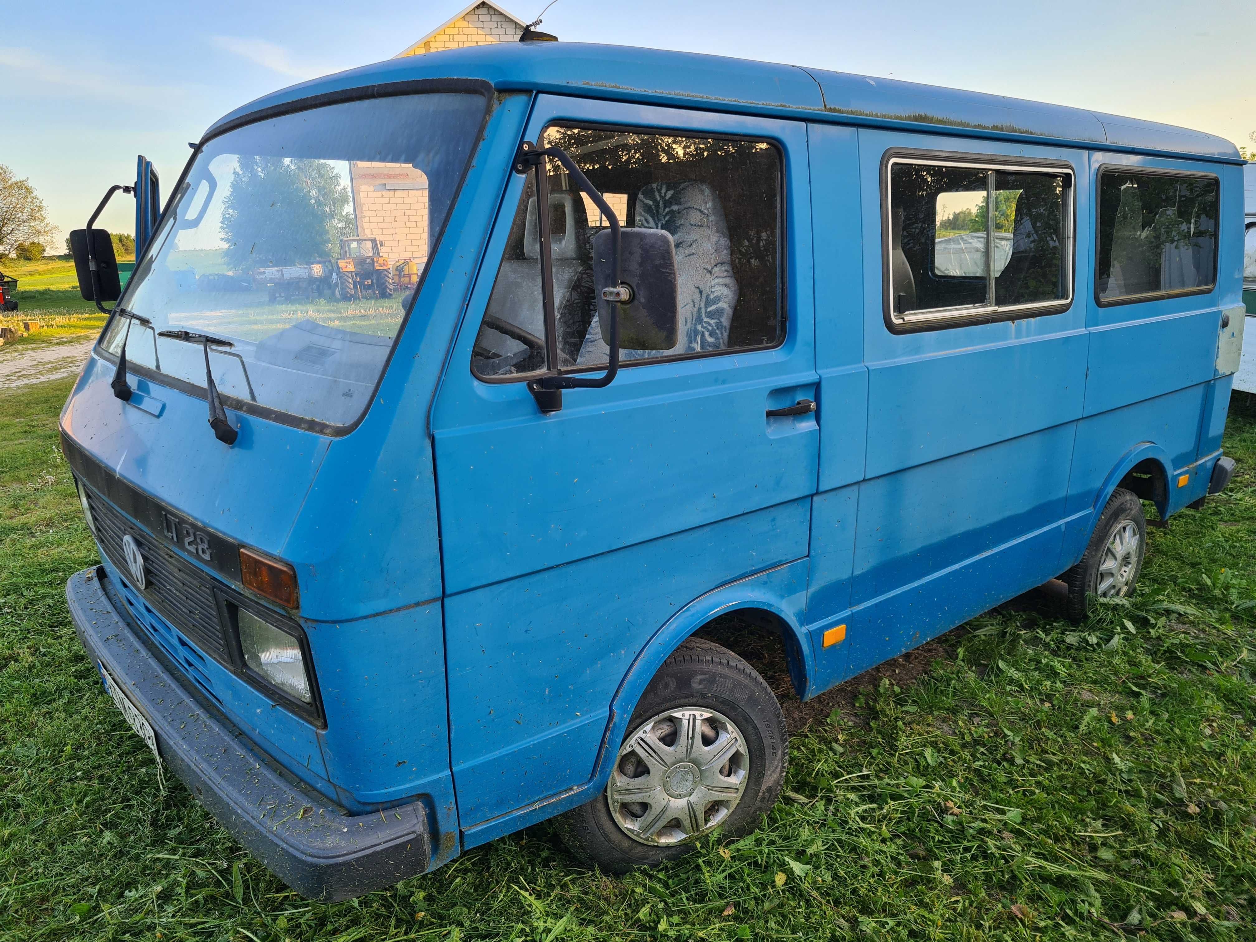 Samochody dostawcze: Mercedes MB 100, 207D;  Volkswagen LT28 x 2