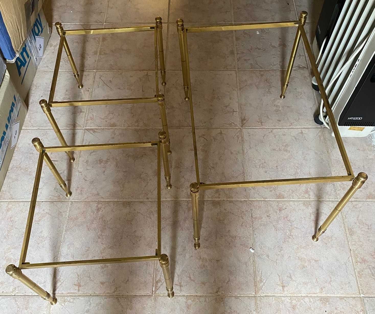 Conjunto de mesas metálicas douradas