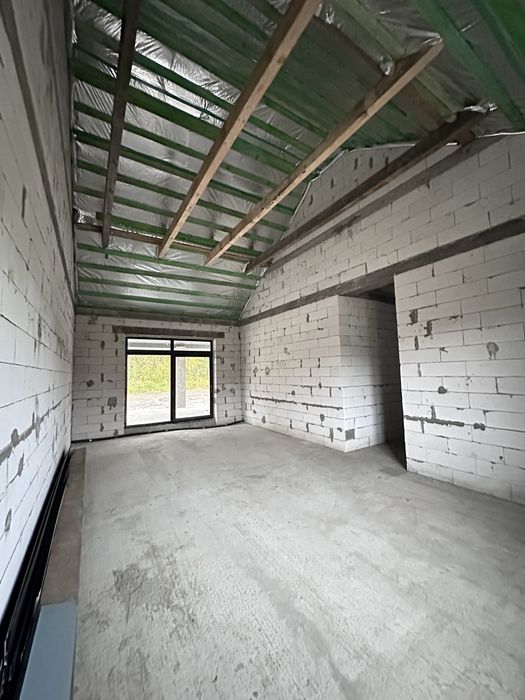 Продаж будинку з зарибленим озером.