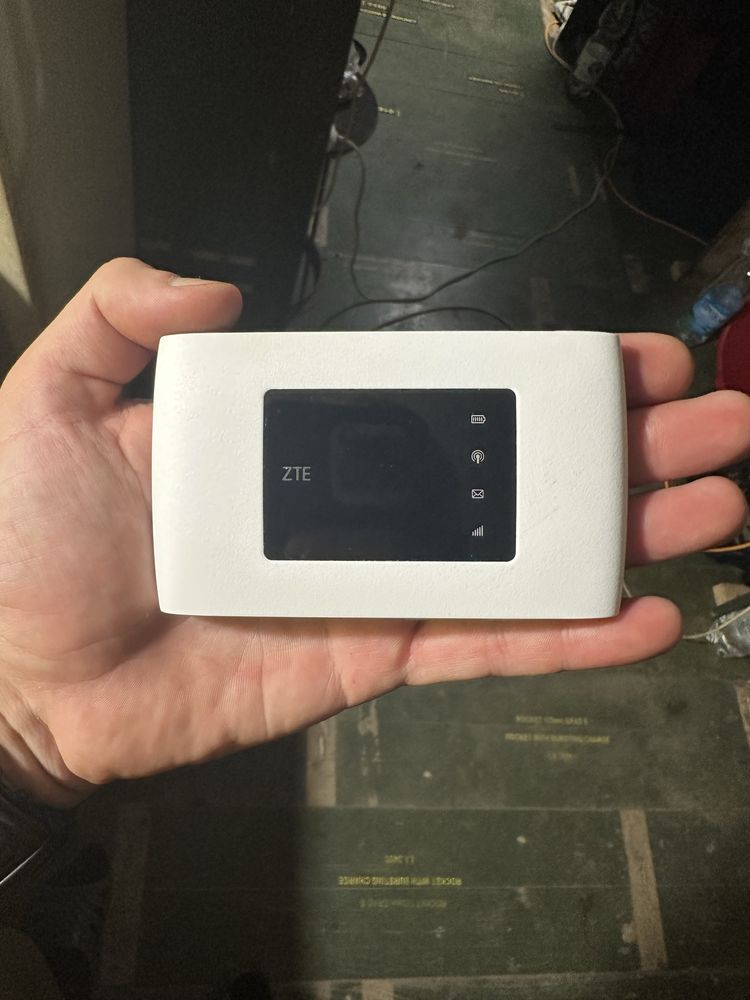 ZTE MF920U Мобільний роутер (роутер новий, має невеличку подряпину)