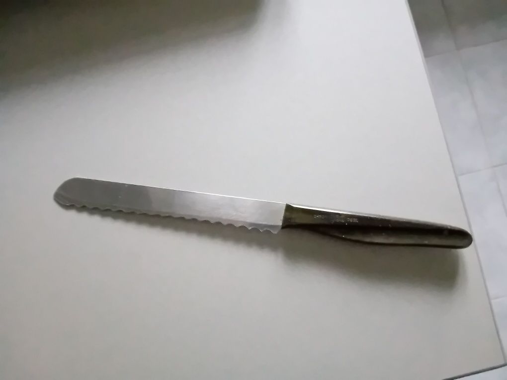 nóż kuchenny z ząbkami