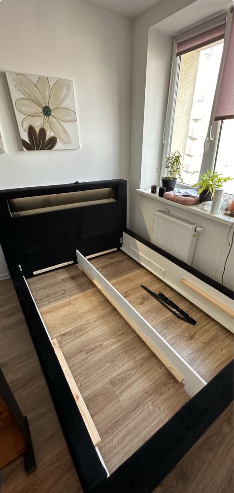 Łóżko tapicerowane 140x200 wezgłowie półka LED pojemnnik
