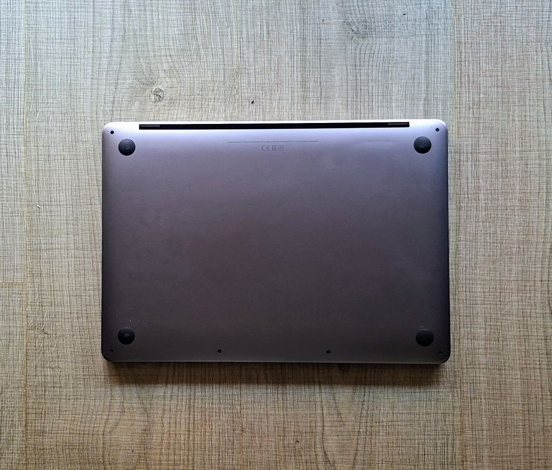 MacBook Pro M1 13" (2021) - 16GB RAM / 256GB SSD - C/ Touch Bar