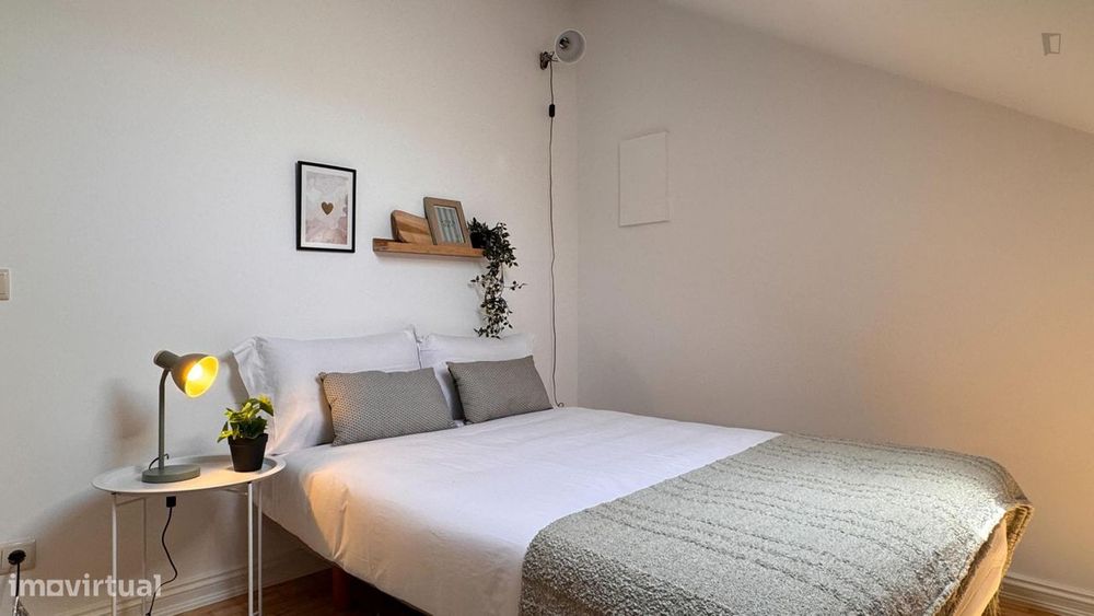 799988 - Quarto com cama de casal em...