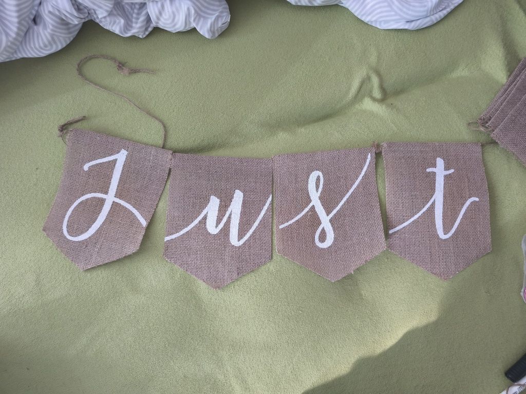 Jutowy napis: Just merried