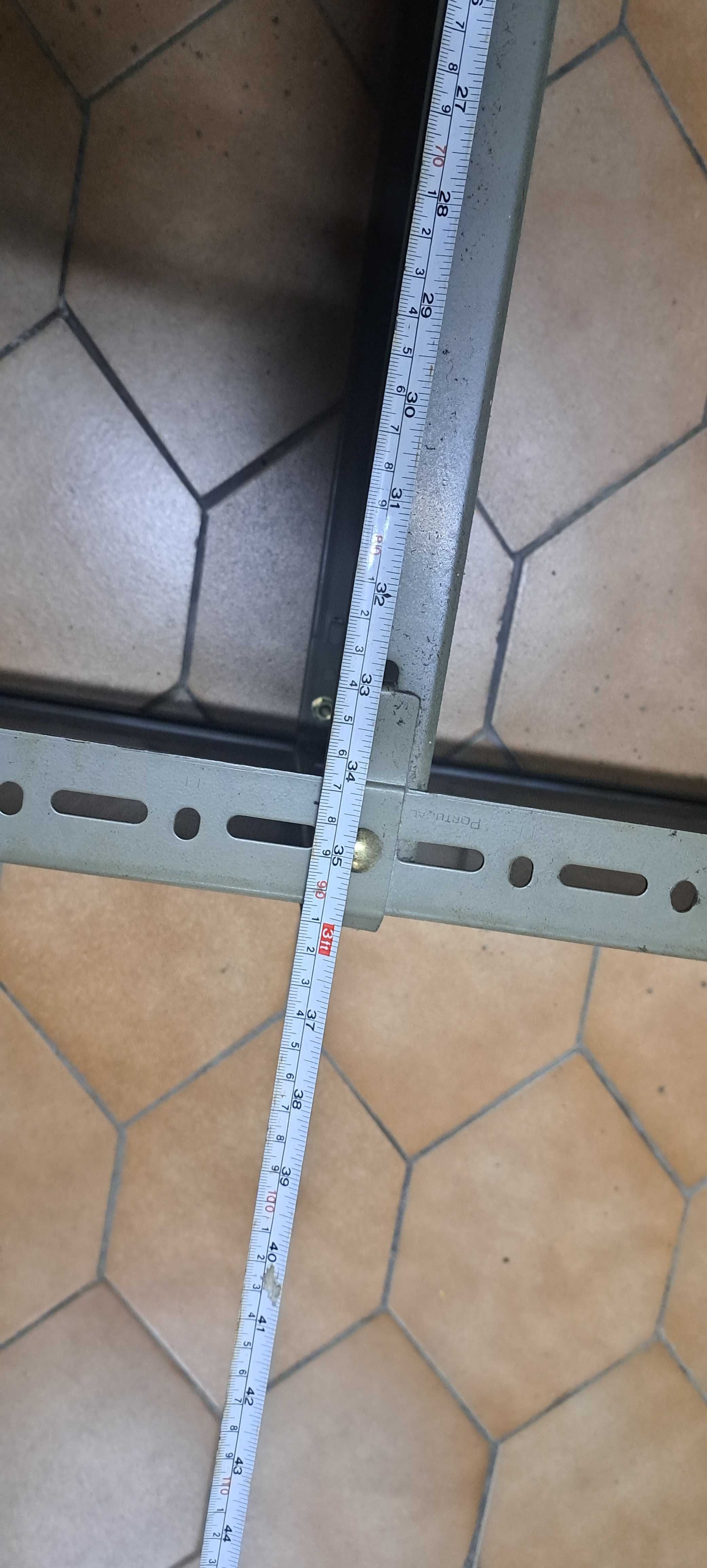 Estantes metálicas
