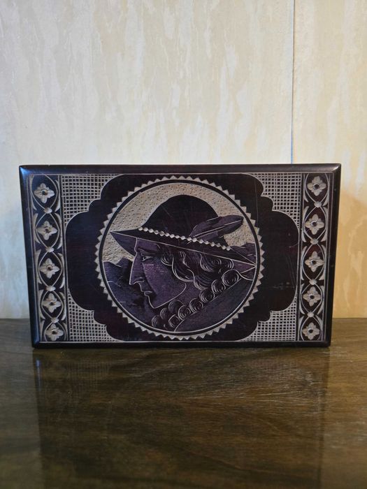 Ręcznie rzeźbiona drewniana szkatułka Zakopane