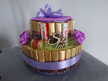 Dwupiętrowy tort pudełko wykonany ze słodyczy.