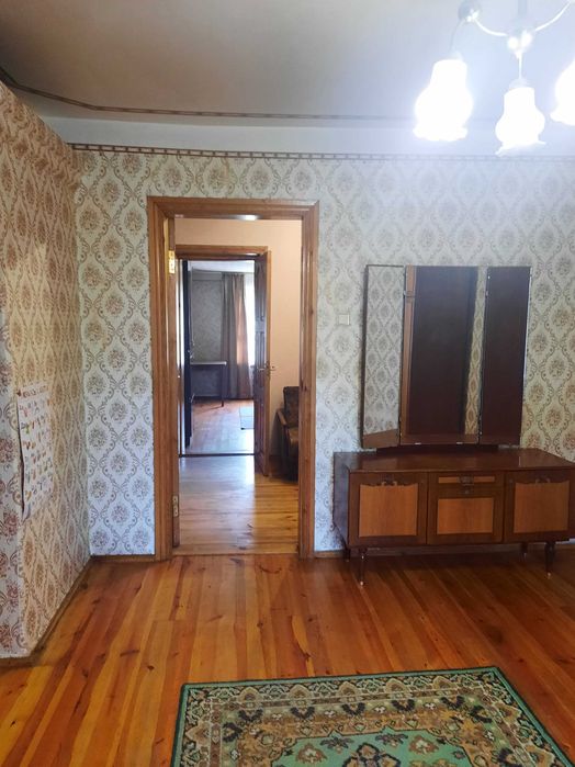 Продаж частини будинку з окремим двором,землею та зручностями.