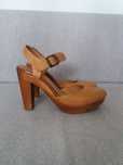 Buty camel obcas słupek skórzane André 39