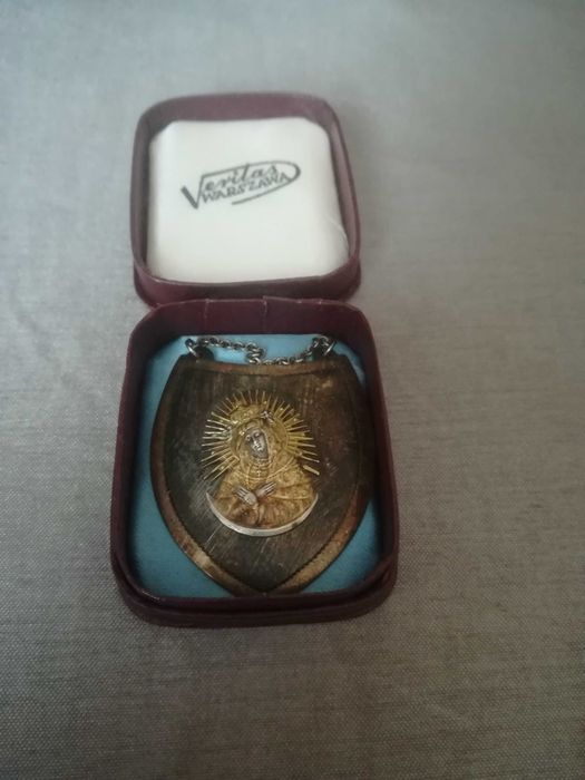 Piękny srebrny ze złoceniami ryngraf Veritas Warszawa