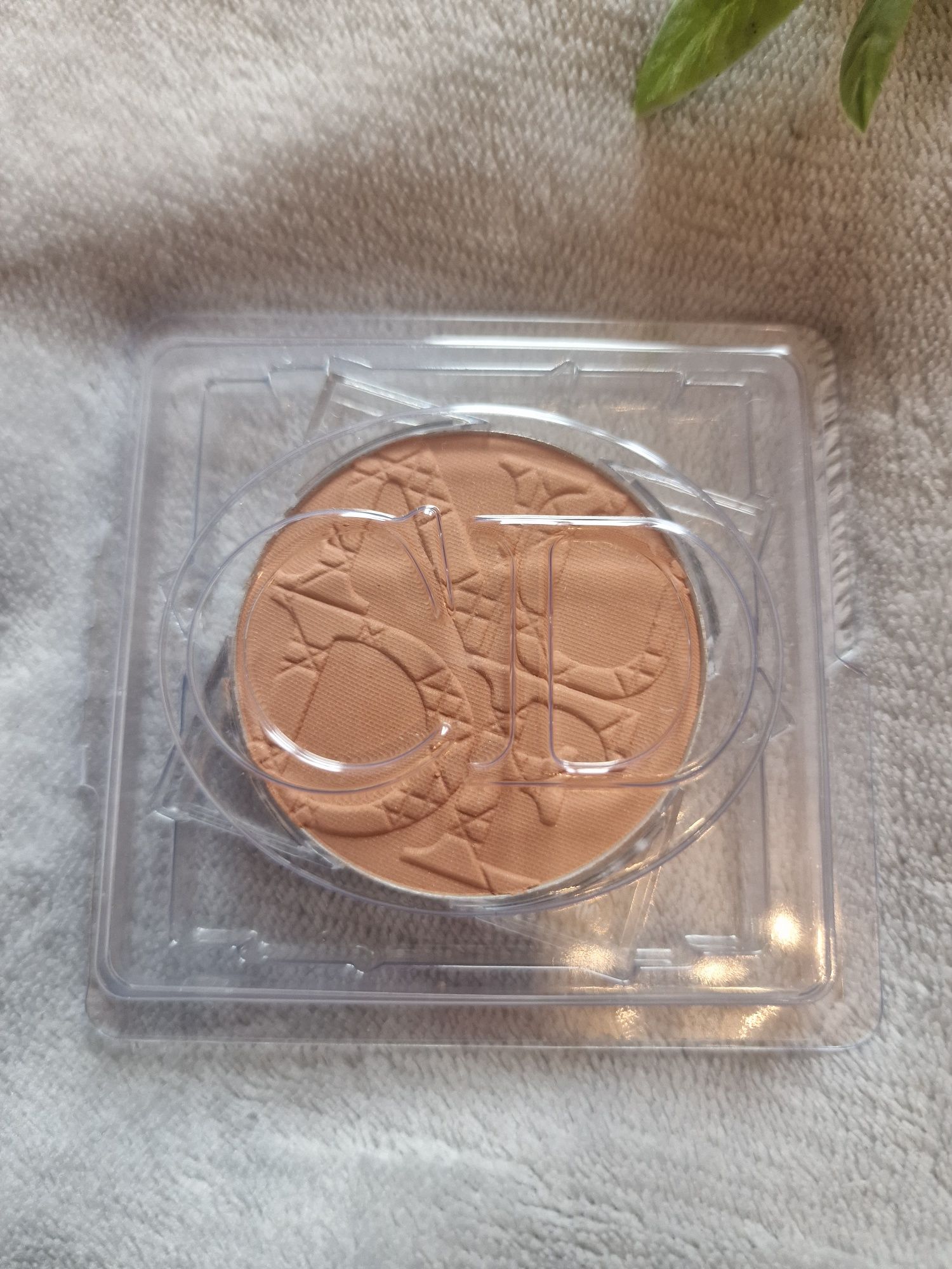 Bronzer Dior nude Kolor 002 ze złotymi drobinkami