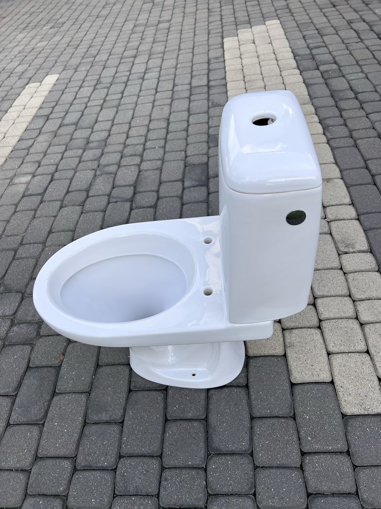 Toaleta ubikacja stojąca ceramiczna WC biała
