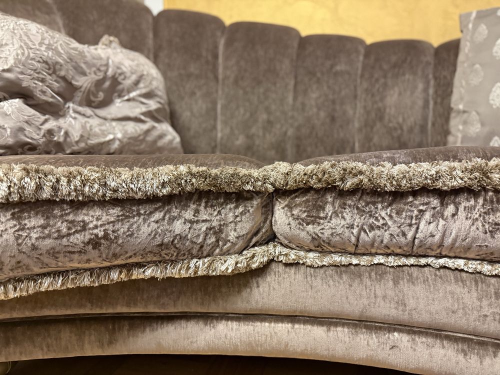 Włoska półokragla sofa