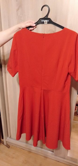 Elegancka czerwona sukienka makalu 40