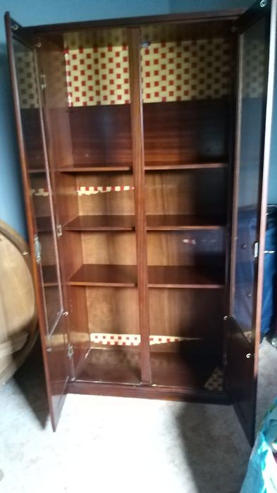 Armário vitrine, com parteleiras em bom estado